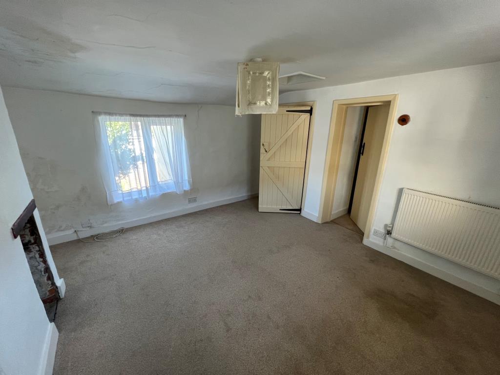 Lot: 74 - THREE-BEDROOM TOWN CENTRE HOUSE FOR IMPROVEMENT - Bedroom